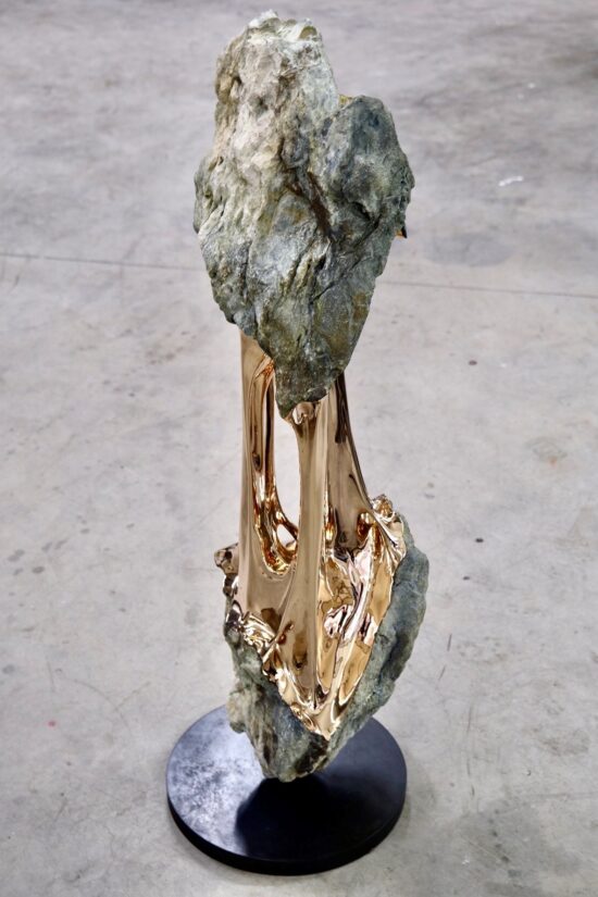La Montagne et la Rivière : sculpture en bronze de l’artiste français Romain Langlois en forme de rocher éclaté. Intérieur en bronze poli doré.