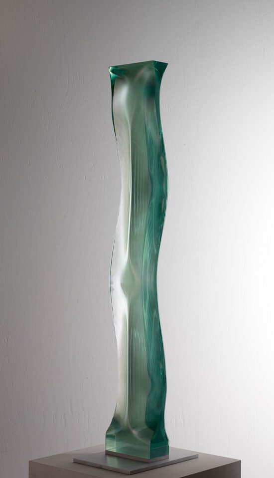 M.080601 : sculpture verticale en verre de l'artiste contemporain japonais Toshio Iezumi, faisant partie de la série Move dans laquelle l’artiste s’intéresse à l'illusion du mouvement.