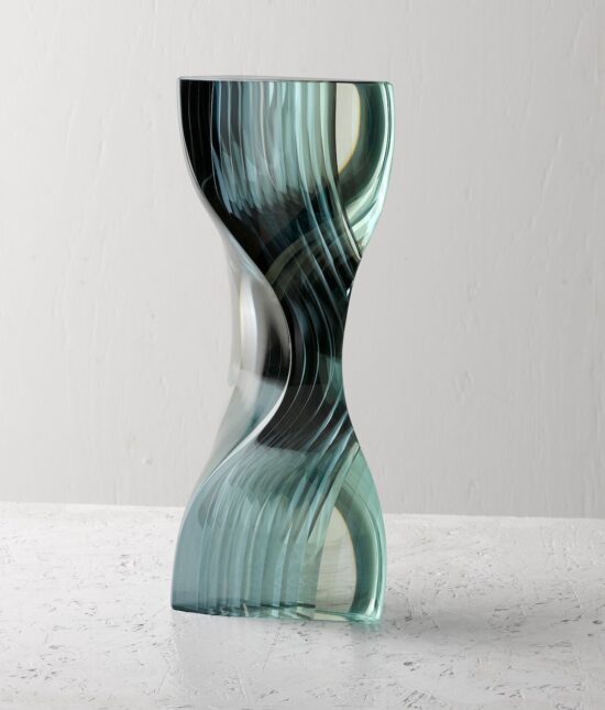 M.160303 : sculpture verticale en verre de l'artiste contemporain japonais Toshio Iezumi, qui combine des formes convexes et concaves pour créer un effet de mouvement.