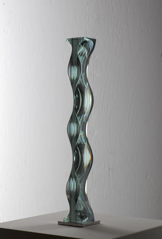 M.180601 : sculpture verticale en verre de l'artiste contemporain japonais Toshio Iezumi, qui combine des formes convexes et concaves pour créer un effet de mouvement.