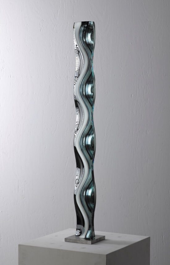 M.190402 : sculpture verticale en verre de l'artiste contemporain japonais Toshio Iezumi, qui combine des formes convexes et concaves pour créer un effet de mouvement.