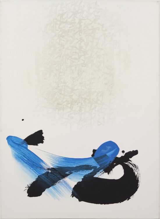 Permanescence TN599 : tableau abstrait de l'artiste contemporain japonais Hachiro Kanno, appartenant à la série Focus Bleu. Cette peinture inspirée par la calligraphie japonaise illustre la capacité de l'artiste à faire le lien entre la peinture à l'encre traditionnelle et l'expressionnisme abstrait occidental.