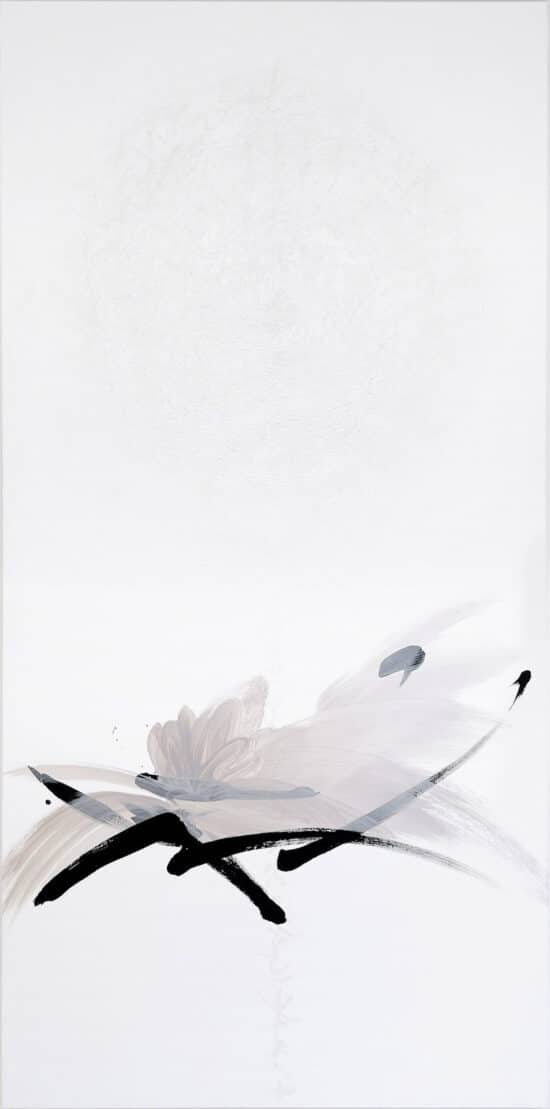 TN546 : tableau abstrait de l'artiste contemporain japonais Hachiro Kanno, appartenant à la série Focus Gris. Cette peinture inspirée par la calligraphie japonaise illustre la capacité de l'artiste à faire le lien entre la peinture à l'encre traditionnelle et l'expressionnisme abstrait occidental.