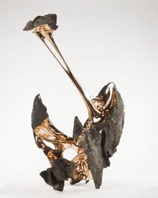 Serendipity : sculpture en bronze de l’artiste français Romain Langlois en forme de rocher éclaté. Intérieur en bronze poli doré.