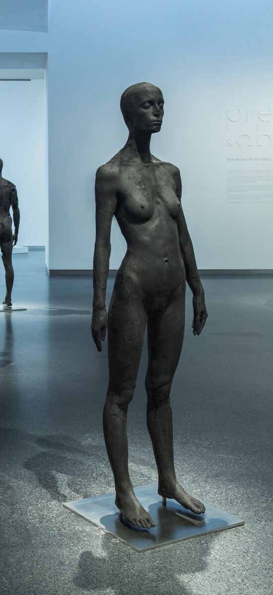The Presence of Absence - Female : statue grandeur nature d'une femme nue et debout, réalisée par l'artiste britannique Tom Price à partir de charbon et de résine époxy, inspirée par les corps pétrifiés des victimes du Vésuve découverts à Pompéi.