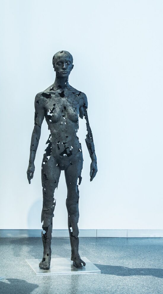 The Presence of Absence - Female : statue grandeur nature d'une femme nue et debout, réalisée par l'artiste britannique Tom Price à partir de charbon et de résine époxy, inspirée par les corps pétrifiés des victimes du Vésuve découverts à Pompéi.