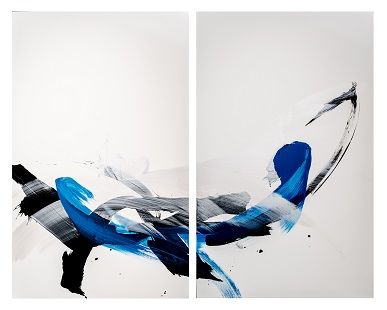 TN 557 D : tableau abstrait de l'artiste contemporain japonais Hachiro Kanno, appartenant à la série Focus Bleu. Ce diptyque inspiré par la calligraphie japonaise illustre la capacité de l'artiste à faire le lien entre la peinture à l'encre traditionnelle et l'expressionnisme abstrait occidental.