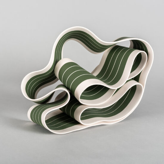 Folding in motion 4 : sculpture céramique en forme de ruban de Simcha Even-Chen, réalisée en porcelaine papier peinte en vert olive avec des rayures blanches.